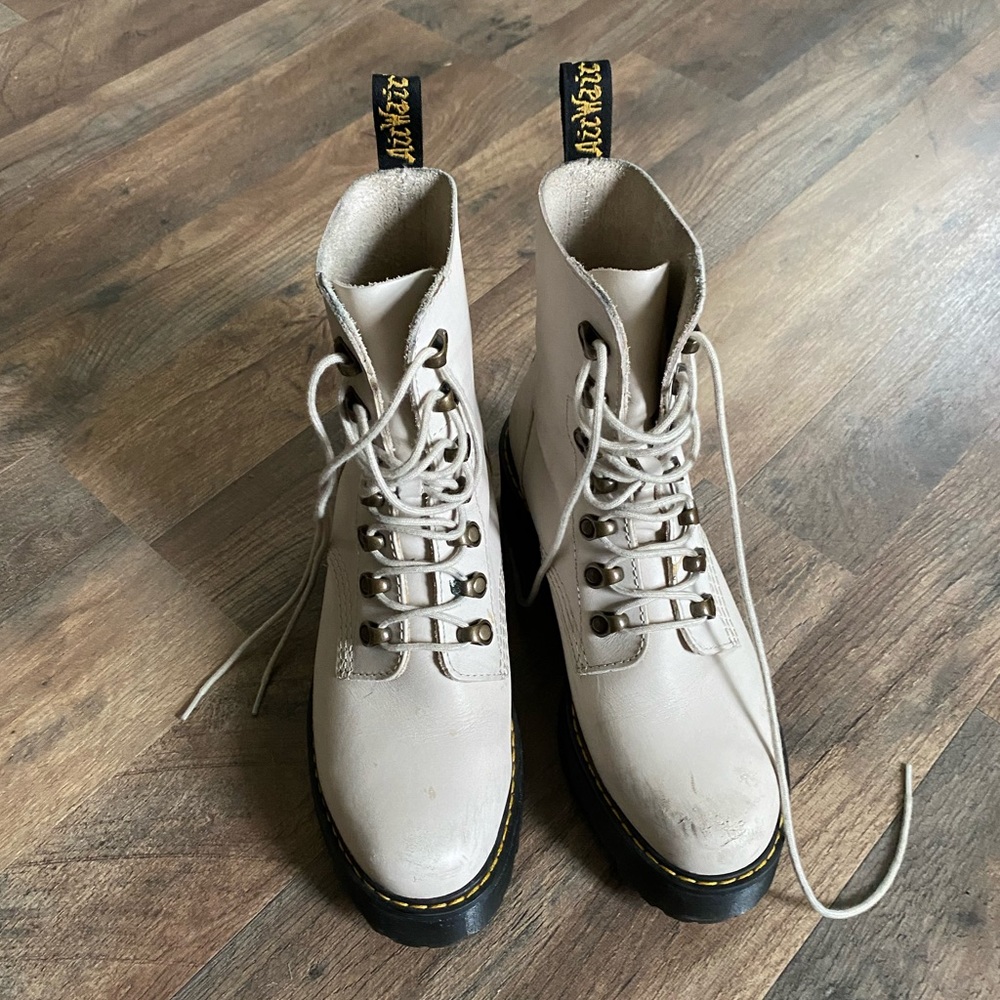 Dr Martens Leona boot